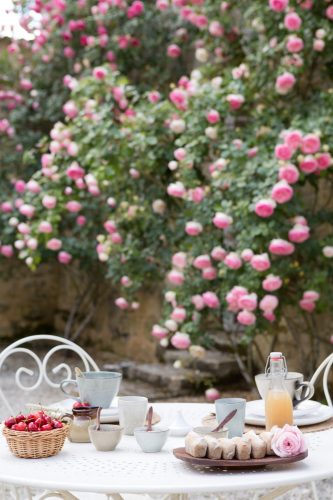 petit déjeuner dans la cour du château